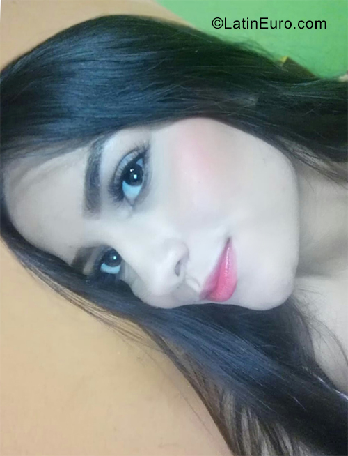 Date this cute Colombia girl Andrea from Ibaque CO25760
