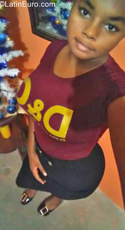 Date this stunning Dominican Republic girl Alexa from Santo Domingo DO35448