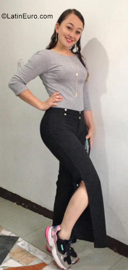 Date this voluptuous Colombia girl Claudia from Manizales CO25772