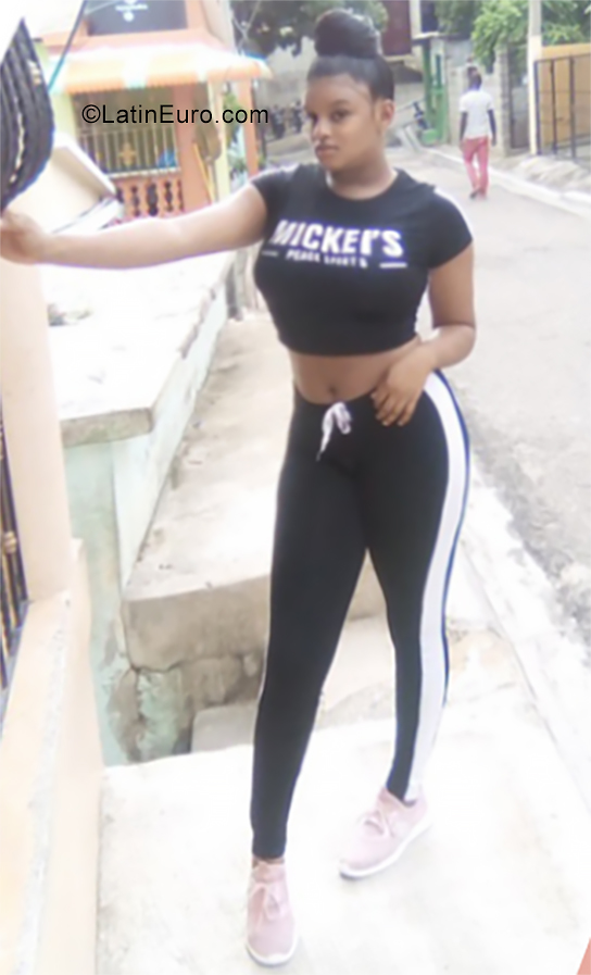 Date this sensual Dominican Republic girl Crismary from Puerto Plata DO35479