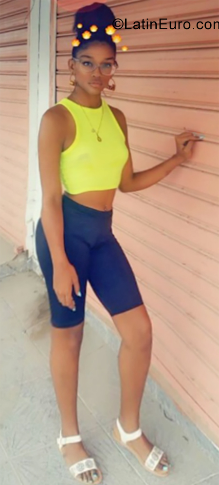 Date this happy Dominican Republic girl Shary from Santo Domingo DO35506