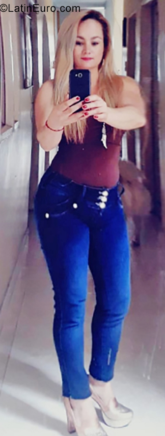 Date this delightful Colombia girl Luciana from Armenia CO25808