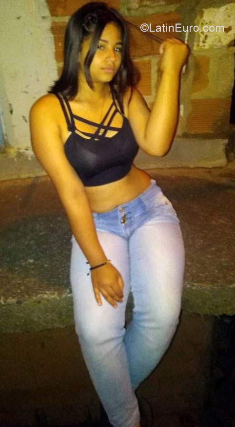 Date this sultry Colombia girl Naly from Medellin CO25819