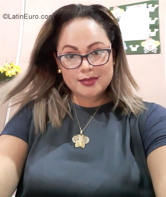 Date this beautiful El Salvador girl Roxana from San Salvador SV98