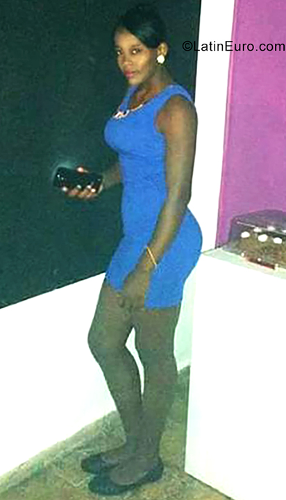 Date this foxy Dominican Republic girl Esmara from Santo Domingo DO35582