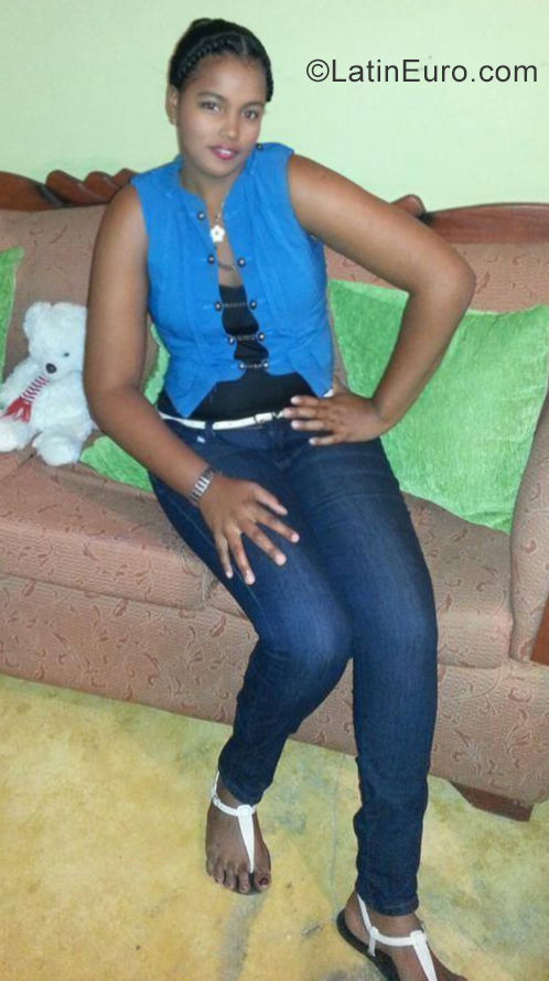 Date this sultry Dominican Republic girl Darelia from Santiago DO35623