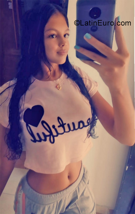 Date this gorgeous Venezuela girl Daniela from Maracaibo VE2600