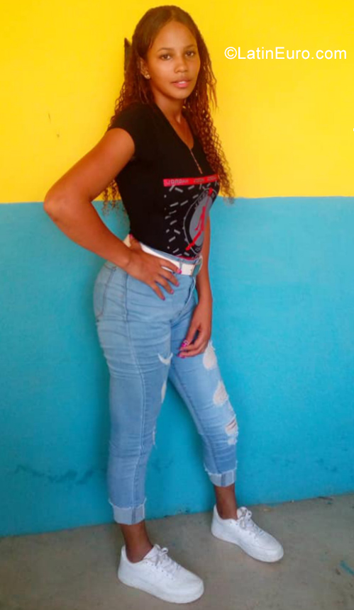 Date this stunning Dominican Republic girl Yordana from Montecristi DO35705