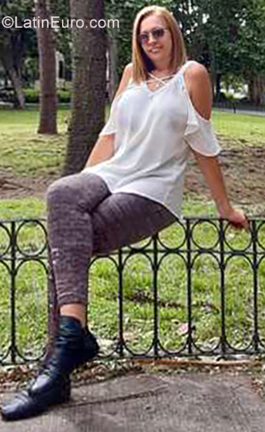 Date this voluptuous Argentina girl Janett from Buenos Aires AR222
