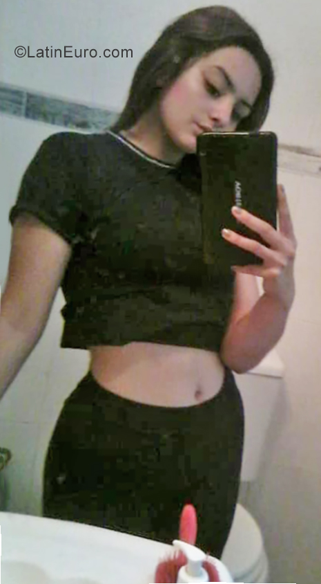 Date this charming Argentina girl Rocio from Santa Fe AR223
