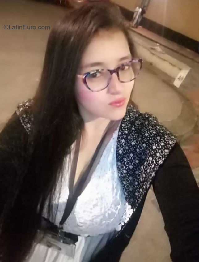 Date this hard body Colombia girl Linda from Bogota CO25935