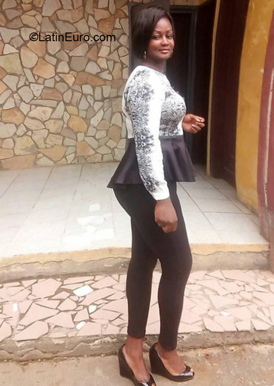 Date this sensual Cameroon girl Pierette from Yaounde CM278
