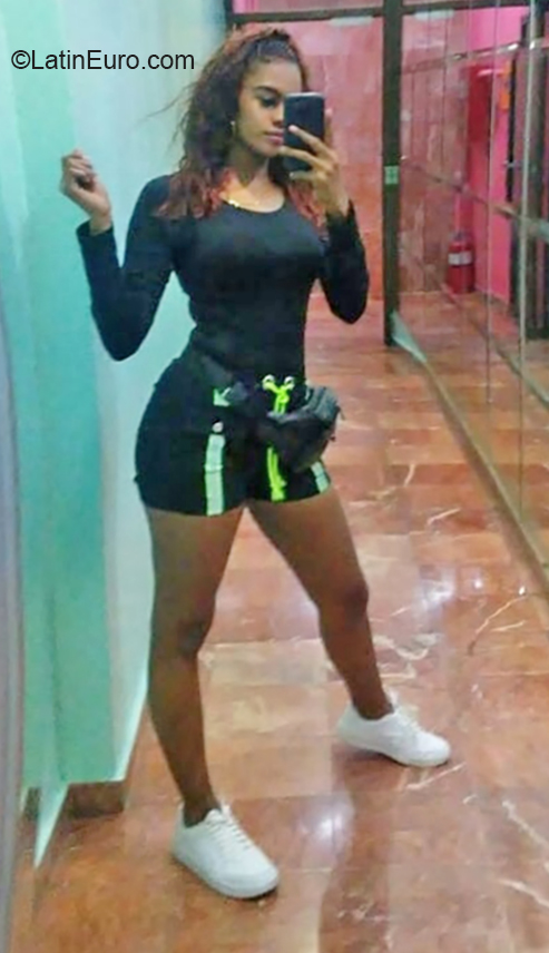 Date this funny Dominican Republic girl Karina from Santo Domingo DO35831