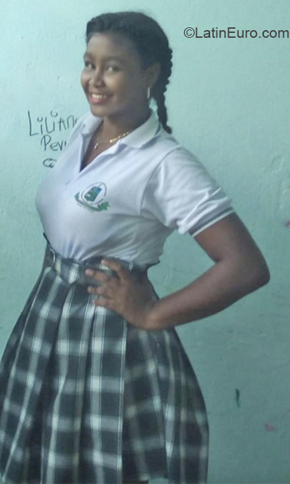 Date this nice looking Colombia girl Madaly from Cartagena CO25981