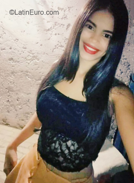 Date this nice looking Venezuela girl Daniely from Margarita Island VE2679