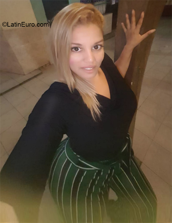 Date this cute Cuba girl Day from Havana CU591