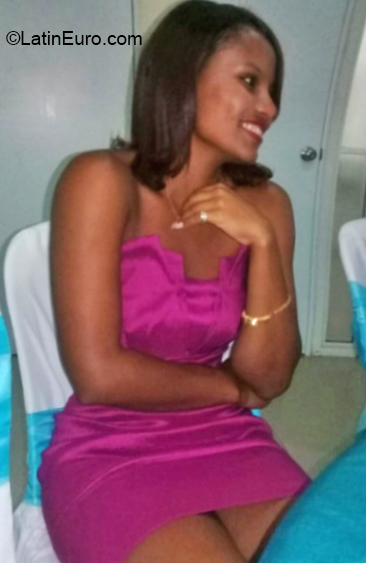Date this happy Dominican Republic girl LARISSA from Santo Domingo DO36032
