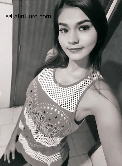 Date this stunning Venezuela girl Chiquinquira from Cumana VE2707