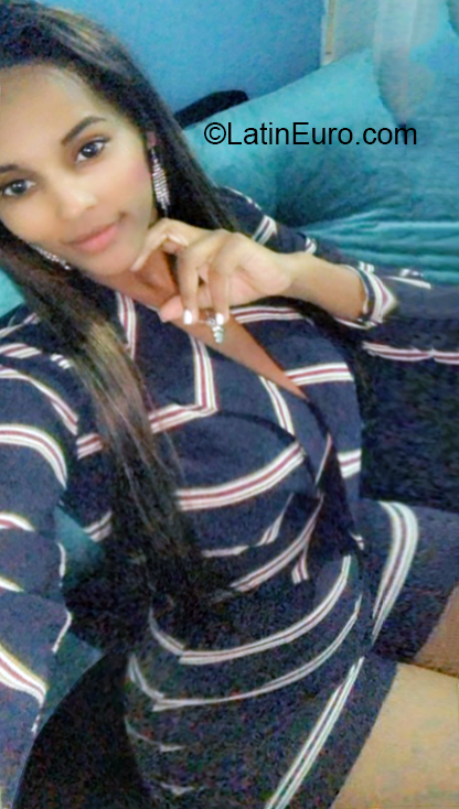 Date this voluptuous Dominican Republic girl Dahianna from Santo Domingo DO36246