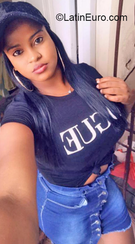 Date this funny Dominican Republic girl Yahara from Santo Domingo DO36273