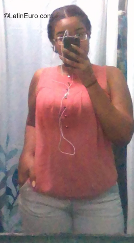 Date this gorgeous Venezuela girl Aksra from Caracas VE2745