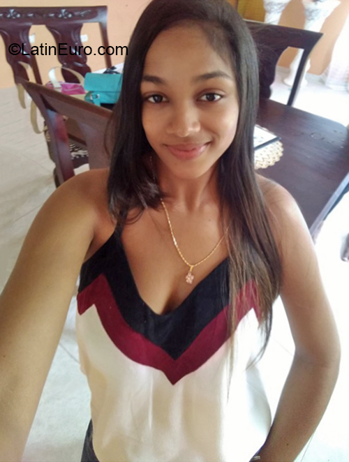 Date this attractive Dominican Republic girl Esmeraly from Santo Domingo DO36446