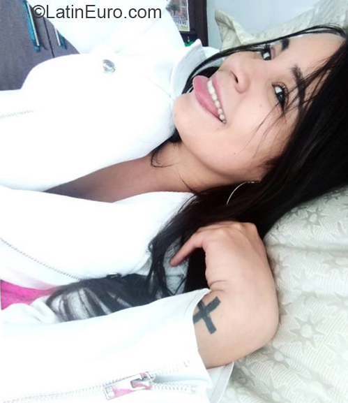 Date this sensual Venezuela girl Valentina from Caracas VE2822