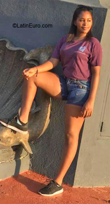 Date this lovely Dominican Republic girl Ambar from Santo Domingo DO36761