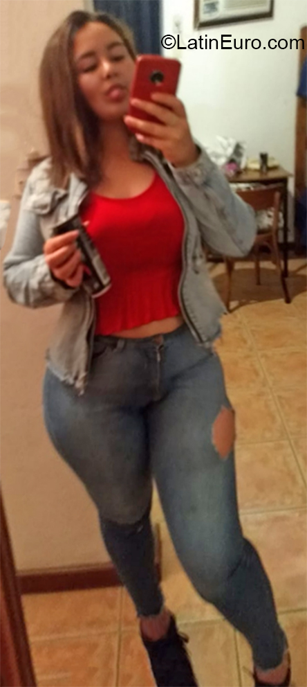 Date this foxy Argentina girl Damaris from Buenos Aires AR274