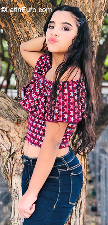 Date this stunning Venezuela girl Valentina from Maracaibo VE2835