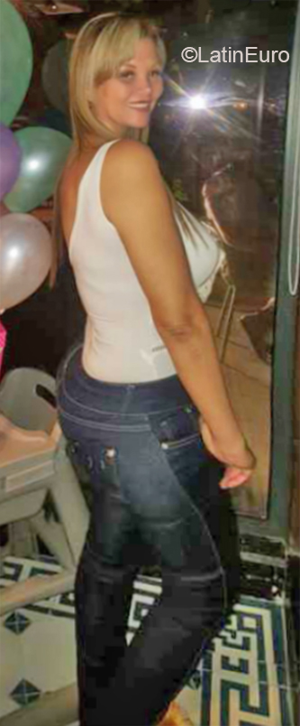 Date this attractive Colombia girl Laura from Cartagena CO26411