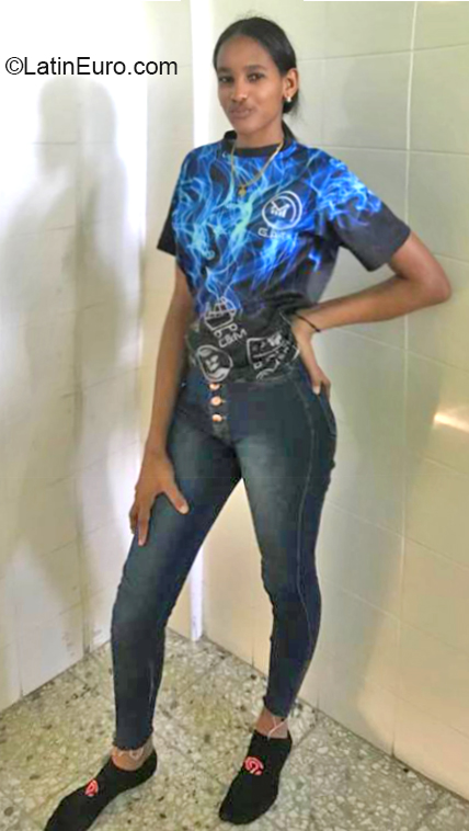 Date this gorgeous Dominican Republic girl Nayali from Santiago DO36824