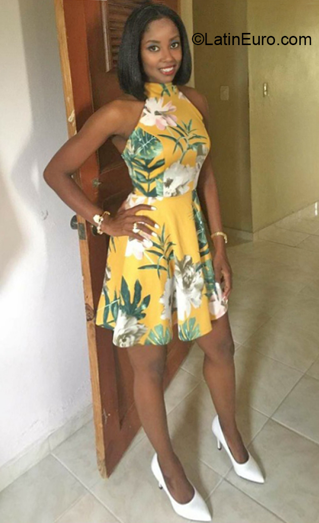 Date this beautiful Dominican Republic girl Sherlyn from Santo Domingo DO36904