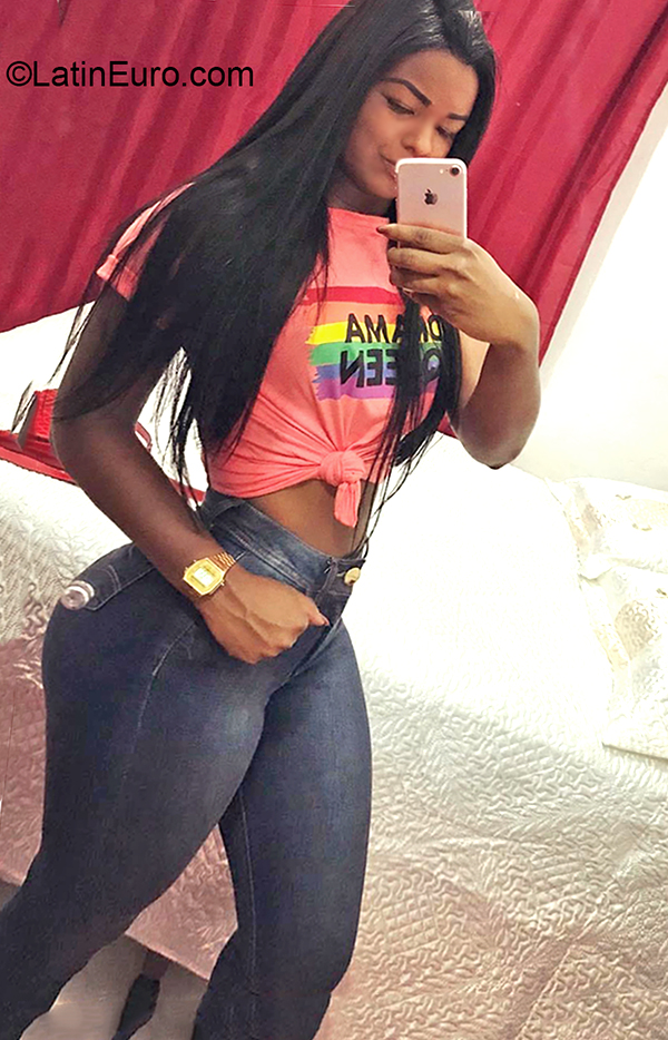 Date this good-looking Brazil girl Thais from Rio de Janeiro BR11006