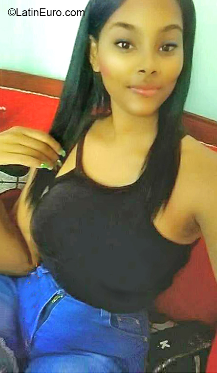 Date this sensual Dominican Republic girl Sharina from Santo Domingo DO37010