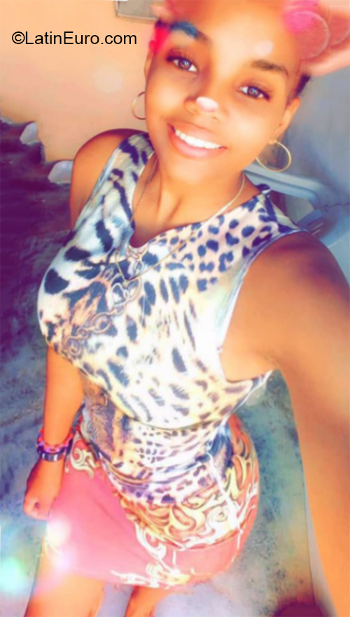 Date this foxy Dominican Republic girl Yedrynathali from Santo Domingo DO37043