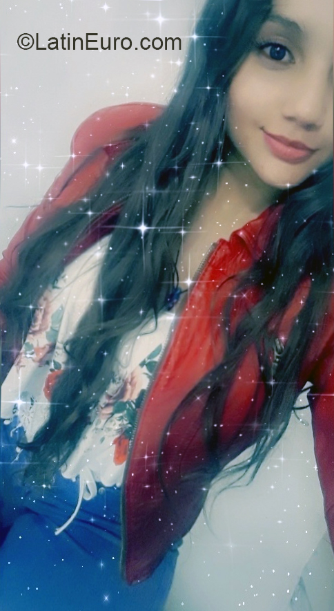 Date this georgeous Colombia girl Michelle from Armenia CO26577