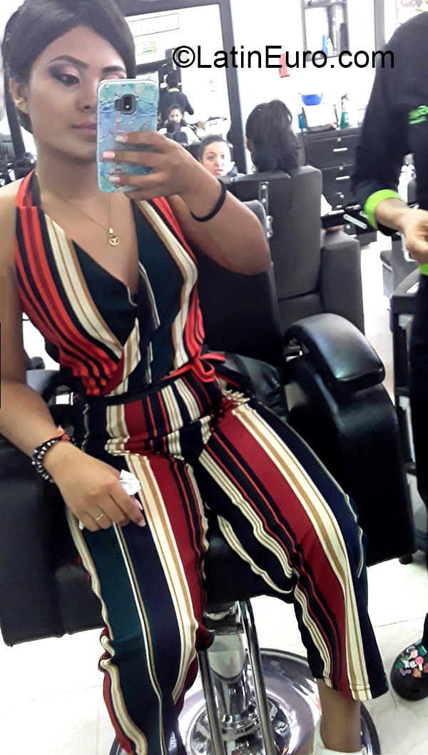 Date this sultry Colombia girl Andrea from Buenaventura CO26592
