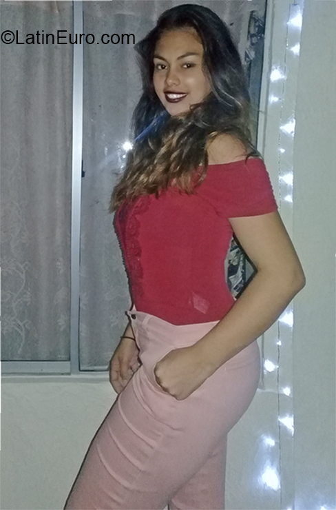 Date this voluptuous Colombia girl Paola from Barranquilla CO26616