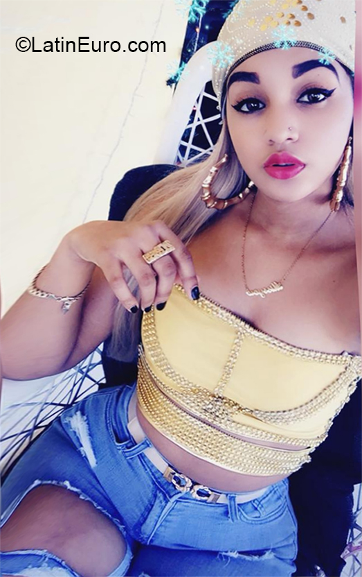 Date this nice looking Dominican Republic girl Genesis from Santo Domingo DO37301