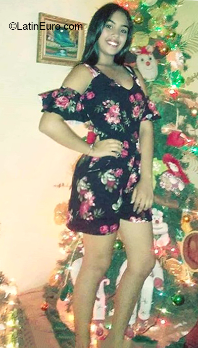 Date this lovely Venezuela girl Laura from Caracas VE2973
