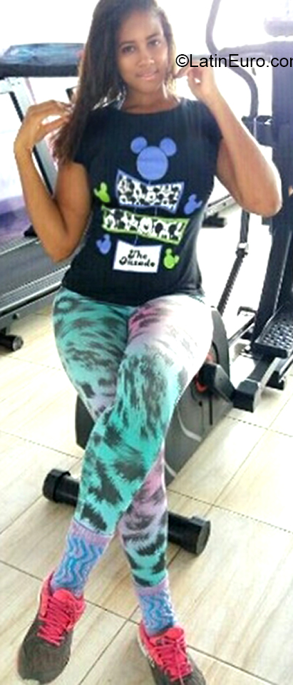 Date this attractive Brazil girl Nataly from Salvador BR11043
