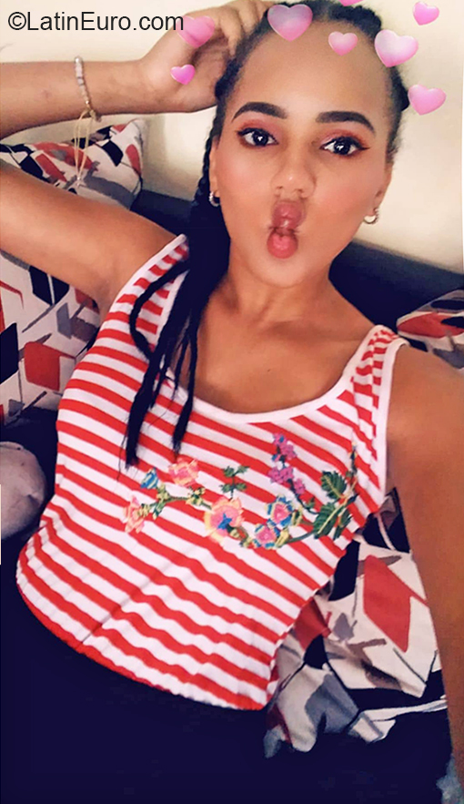 Date this georgeous Dominican Republic girl Esmaily from Santo Domingo DO37410