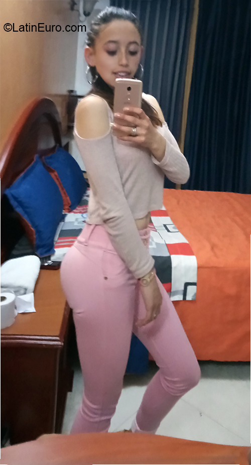 Date this exotic Colombia girl Steffany from Bogota CO26807