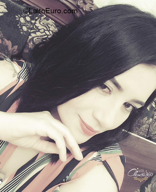 Date this delightful Ecuador girl Damaris from Quito EC434