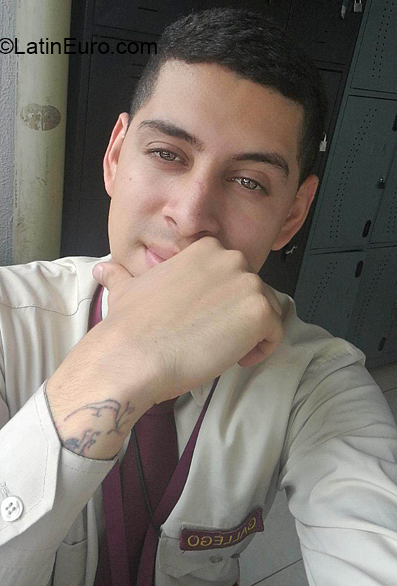 Date this charming Colombia man Cristian from Manizales CO26862