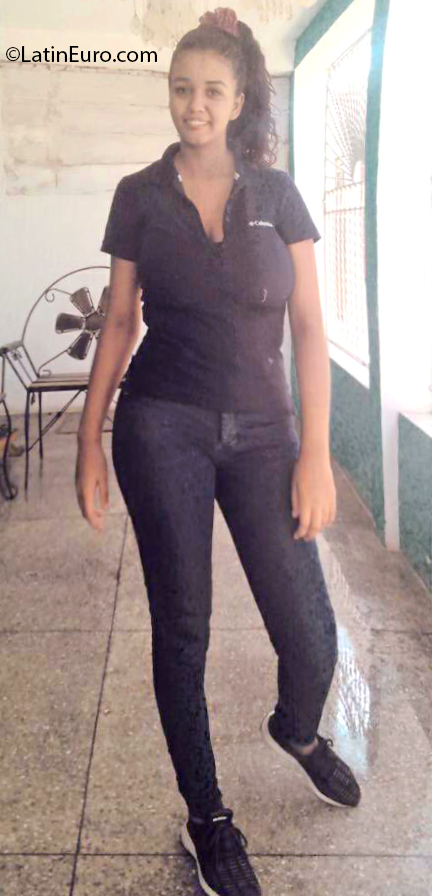 Date this hot Venezuela girl Sara from Cumana VE3027