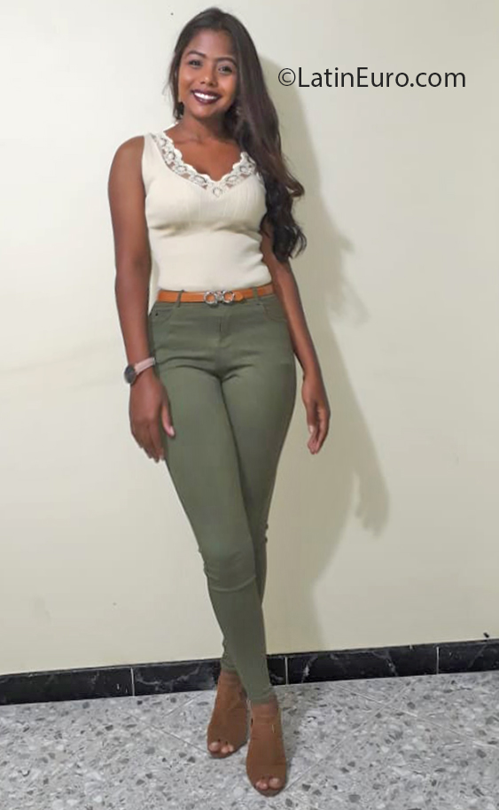 Date this sensual Colombia girl Yami from Medellin CO26956