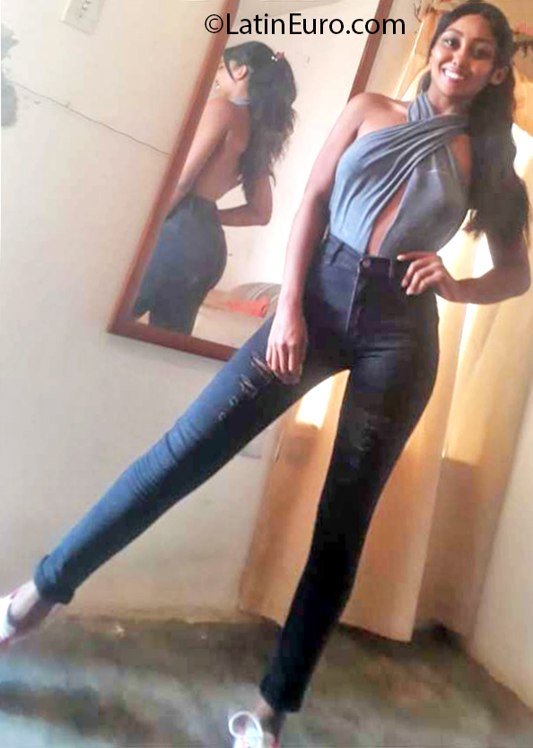 Date this sensual Venezuela girl Paola from Caracas VE3064
