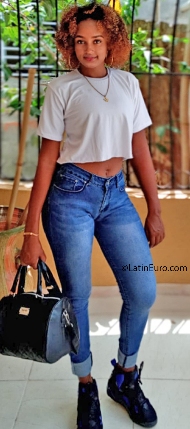 Date this voluptuous Dominican Republic girl Erika from Santo Domingo DO37711